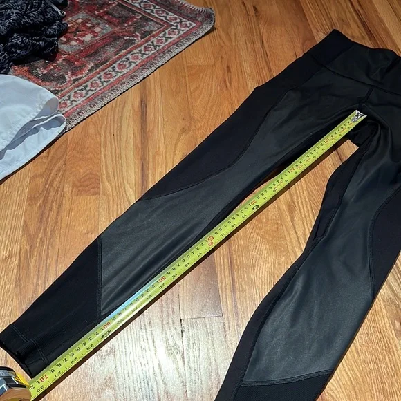 Lululemon black legging! Size 4 - Picture 7 of 7